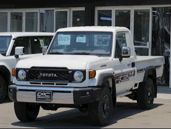  تويوتا  لاند كروزر  ال اكس  2025  عادي  0 كم  6 سلندر  دفع رباعي  بيكب  أبيض  تحت الضمان