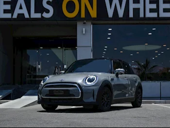 Mini  Cooper  2022  Automatic  55,000 Km  3 Cylinder  Front Wheel Drive (FWD)  Hatchback  Gray