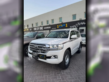 Toyota  Land Cruiser  GXR  2017  Automatic  275,000 Km  8 Cylinder  Four Wheel Drive (4WD)  SUV  White