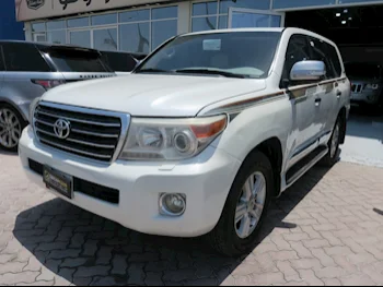 تويوتا  لاند كروزر  جي اكس ار  2014  اوتوماتيك  300,000 كم  8 سلندر  دفع رباعي  اس يو في  أبيض