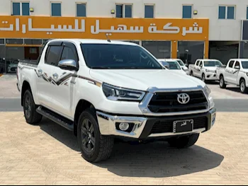 Toyota  Hilux  SR5  2024  Automatic  14,000 Km  4 Cylinder  Four Wheel Drive (4WD)  Pick Up  White  With Warranty