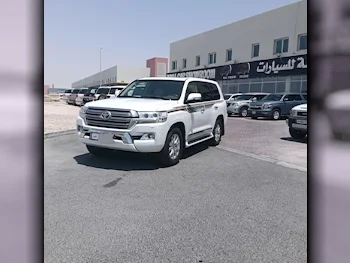 Toyota  Land Cruiser  GXR  2016  Automatic  290,000 Km  8 Cylinder  Four Wheel Drive (4WD)  SUV  White
