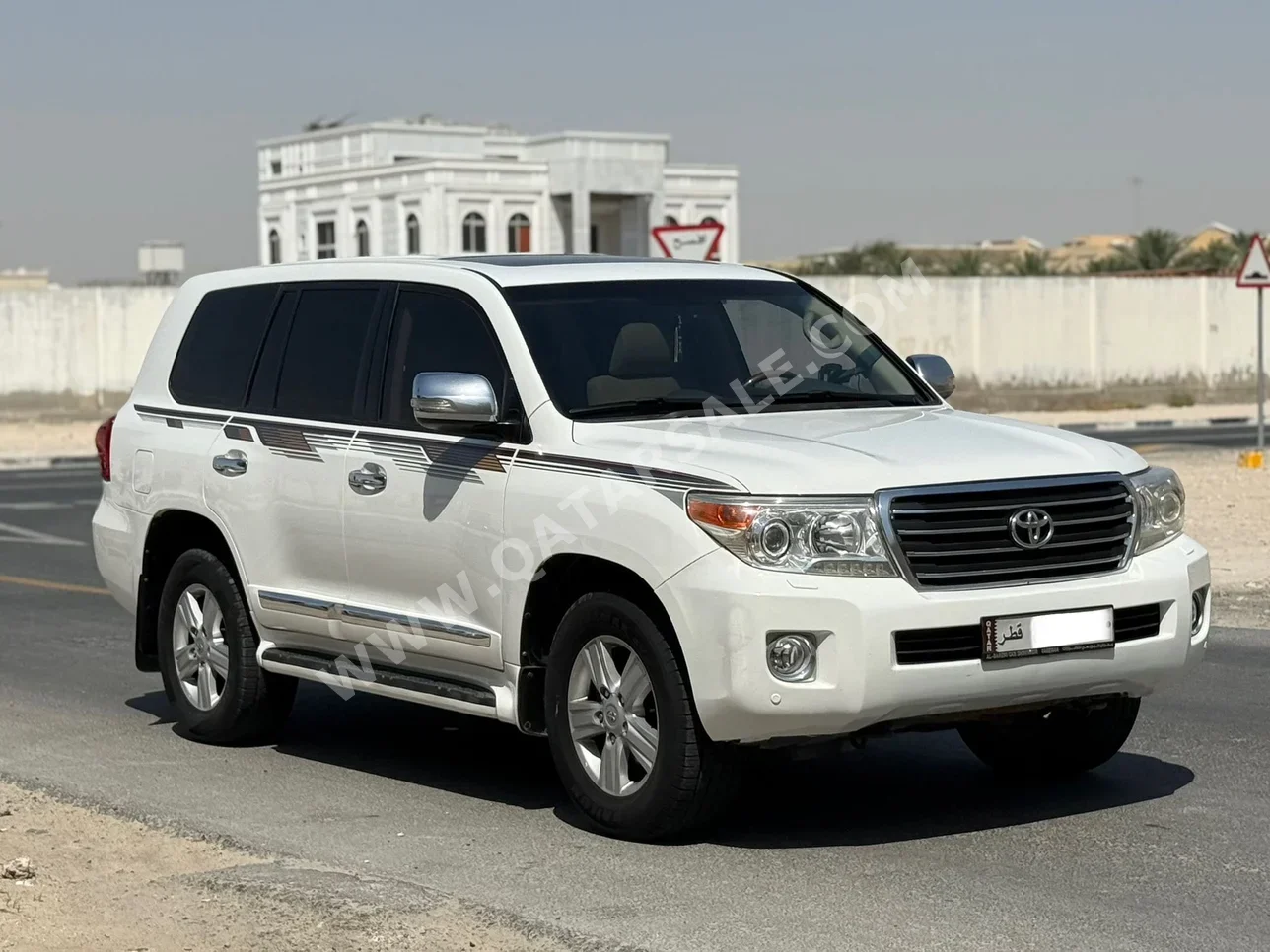 Toyota  Land Cruiser  GXR  2014  Automatic  303,000 Km  8 Cylinder  Four Wheel Drive (4WD)  SUV  White