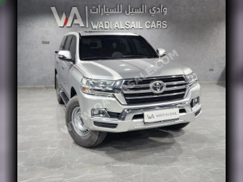 Toyota  Land Cruiser  GXR  2019  Automatic  214,000 Km  8 Cylinder  Four Wheel Drive (4WD)  SUV  Silver