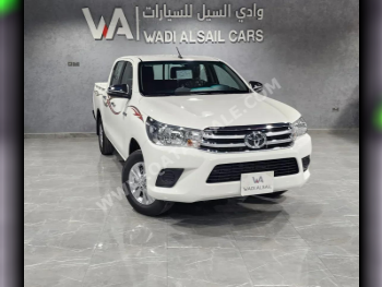 Toyota  Hilux  SR5  2025  Automatic  0 Km  4 Cylinder  Four Wheel Drive (4WD)  Pick Up  White  With Warranty