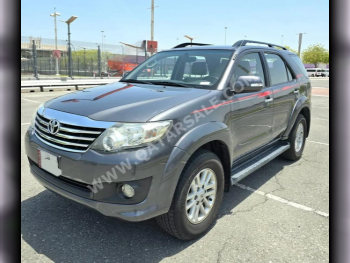 تويوتا  فورشنر  اس ار 5  2015  اوتوماتيك  97,500 كم  6 سلندر  دفع رباعي  اس يو في  رمادي