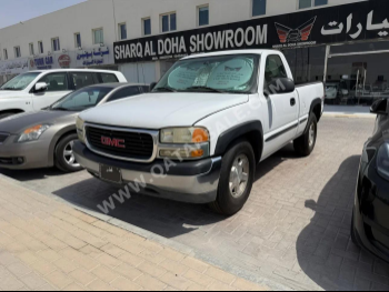 GMC  Sierra  2004  Automatic  370,000 Km  8 Cylinder  Four Wheel Drive (4WD)  Pick Up  White
