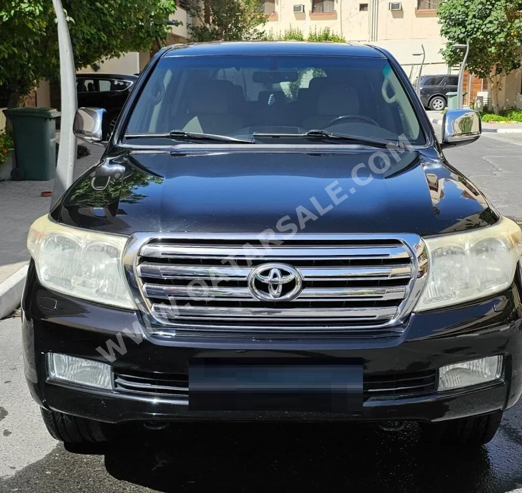 Toyota  Land Cruiser  GXR  2011  Automatic  195,000 Km  8 Cylinder  Four Wheel Drive (4WD)  SUV  Black  With Warranty