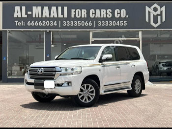 Toyota  Land Cruiser  VXR  2016  Automatic  284,000 Km  8 Cylinder  Four Wheel Drive (4WD)  SUV  White