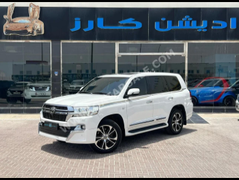Toyota  Land Cruiser  VXR  2016  Automatic  270,000 Km  8 Cylinder  Four Wheel Drive (4WD)  SUV  White