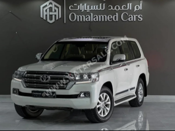 Toyota  Land Cruiser  GXR  2017  Automatic  221,000 Km  8 Cylinder  Four Wheel Drive (4WD)  SUV  White