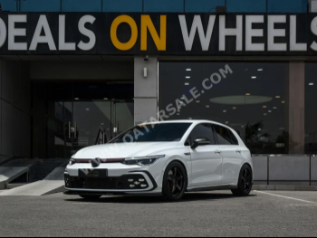 فوكس واغن  غولف  جي تي اي  2022  اوتوماتيك  34,000 كم  4 سلندر  سحب امامي  هاتشباك  أبيض  تحت الضمان