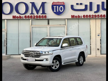 Toyota  Land Cruiser  GXR  2016  Automatic  278,000 Km  6 Cylinder  Four Wheel Drive (4WD)  SUV  White