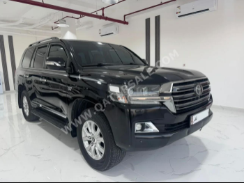 Toyota  Land Cruiser  VXR Black Edition  2017  Automatic  250,000 Km  8 Cylinder  Four Wheel Drive (4WD)  SUV  Black