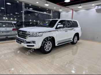 Toyota  Land Cruiser  GXR  2017  Automatic  156,000 Km  8 Cylinder  Four Wheel Drive (4WD)  SUV  White