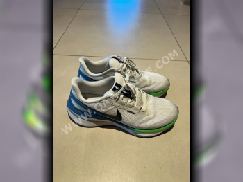 أحذية نايكي  أبيض مقاس 42  رجالي