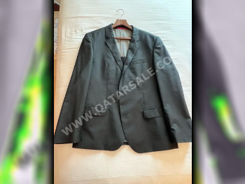 ملابس رجالي هوغو بوس  قطن \  بدلة  أسود  ألمانيا \ المقاس: 26