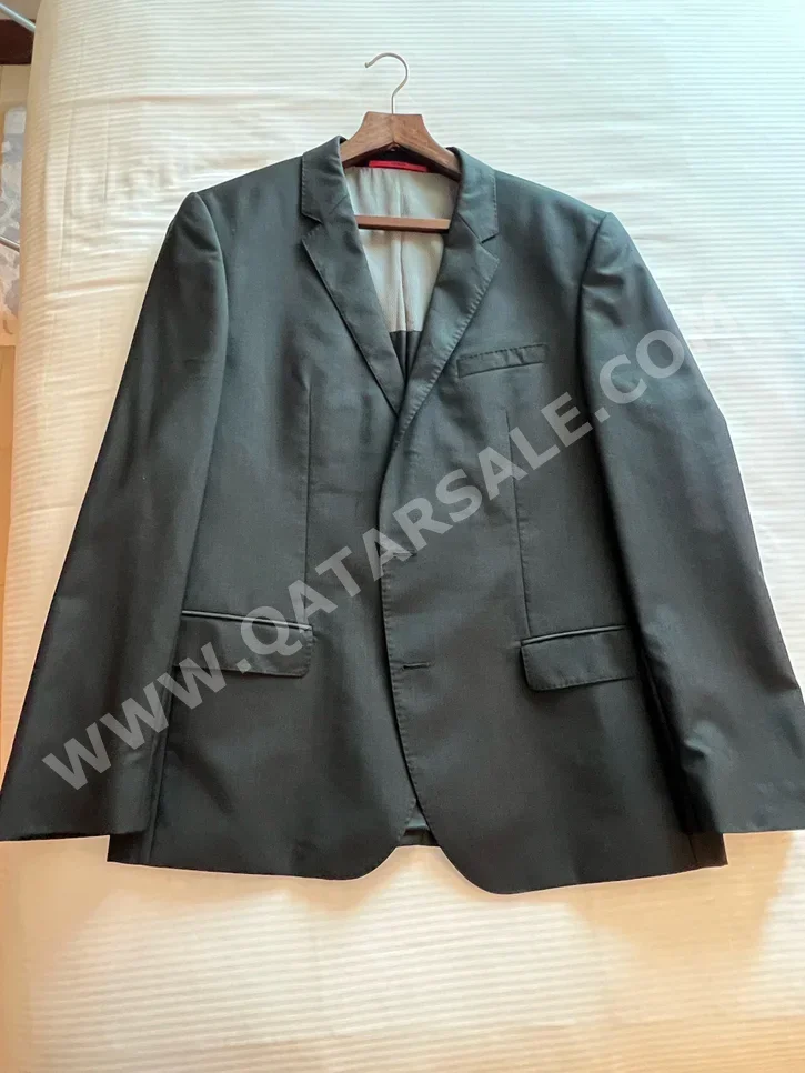 ملابس رجالي هوغو بوس  قطن \  بدلة  أسود  ألمانيا \ المقاس: 26