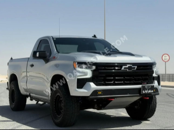 Chevrolet  Silverado  Trail Boss  2022  Automatic  77,000 Km  8 Cylinder  Four Wheel Drive (4WD)  Pick Up  Light Gray  With Warranty