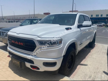 دودج  رام  لميتد  2019  اوتوماتيك  160,000 كم  8 سلندر  دفع رباعي  بيكب  أبيض
