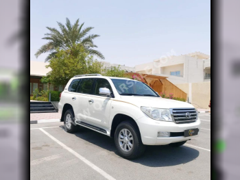 تويوتا  لاند كروزر  جي اكس ار  2011  اوتوماتيك  240,000 كم  8 سلندر  دفع رباعي  اس يو في  أبيض