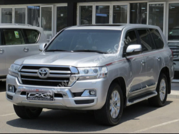 Toyota  Land Cruiser  GXR  2020  Automatic  196,000 Km  8 Cylinder  Four Wheel Drive (4WD)  SUV  Silver