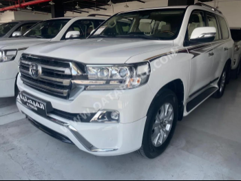 تويوتا  لاند كروزر  جي اكس ار  2018  اوتوماتيك  148,000 كم  6 سلندر  دفع رباعي  اس يو في  أبيض