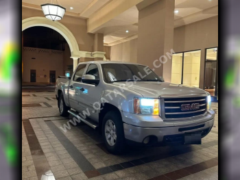 جي ام سي  سييرا  اس ال تي  2011  اوتوماتيك  500,000 كم  8 سلندر  دفع رباعي  بيكب  فضي