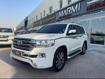 تويوتا  لاند كروزر  في اكس أس  2016  اوتوماتيك  265,000 كم  8 سلندر  دفع رباعي  اس يو في  أبيض