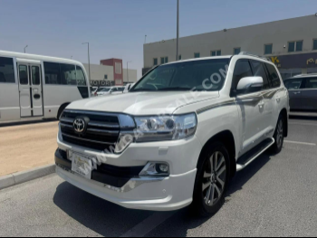 تويوتا  لاند كروزر  في اكس أس  2016  اوتوماتيك  178,000 كم  8 سلندر  دفع رباعي  اس يو في  أبيض