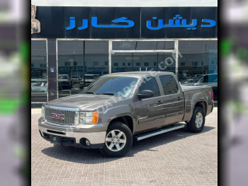 جي ام سي  سييرا  2013  اوتوماتيك  121,000 كم  8 سلندر  دفع رباعي  بيكب  رمادي