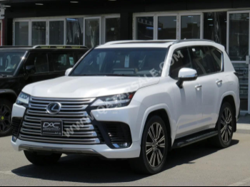 لكزس  ال اكس  600 لكجري  2023  اوتوماتيك  32,000 كم  6 سلندر  دفع رباعي  اس يو في  أبيض  تحت الضمان