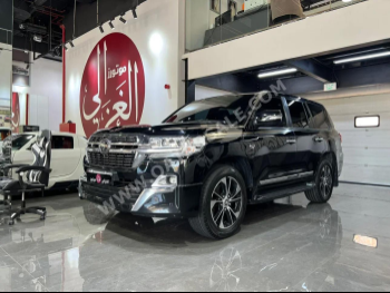 تويوتا  لاند كروزر  في اكس أس  2016  اوتوماتيك  270,000 كم  8 سلندر  دفع رباعي  اس يو في  أسود