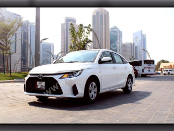 تويوتا  ياريس  4 سلندر  سيدان  أبيض  2024