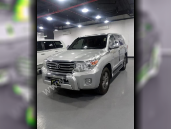 تويوتا  لاند كروزر  جي اكس ار  2015  اوتوماتيك  249,000 كم  8 سلندر  دفع رباعي  اس يو في  فضي