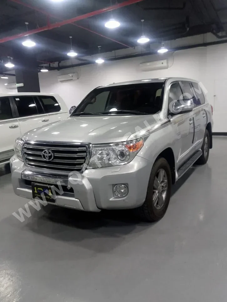 Toyota  Land Cruiser  GXR  2015  Automatic  249,000 Km  8 Cylinder  Four Wheel Drive (4WD)  SUV  Silver