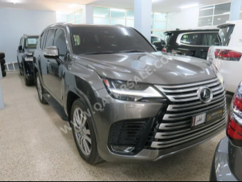 لكزس  ال اكس  600 في اي بي  2022  اوتوماتيك  17,000 كم  6 سلندر  دفع رباعي  اس يو في  رمادي  تحت الضمان