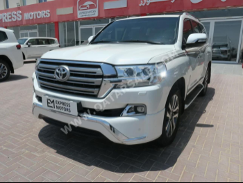 تويوتا  لاند كروزر  في اكس أس  2016  اوتوماتيك  380,000 كم  8 سلندر  دفع رباعي  اس يو في  أبيض
