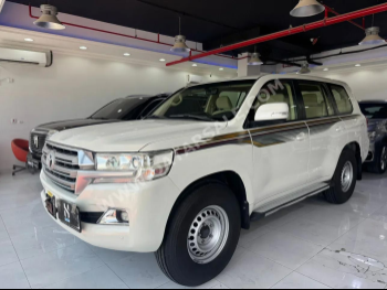 تويوتا  لاند كروزر  جي اكس ار  2016  عادي  208,000 كم  6 سلندر  دفع رباعي  اس يو في  أبيض