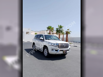 تويوتا  لاند كروزر  جي اكس ار  2016  اوتوماتيك  141,000 كم  6 سلندر  دفع رباعي  اس يو في  أبيض