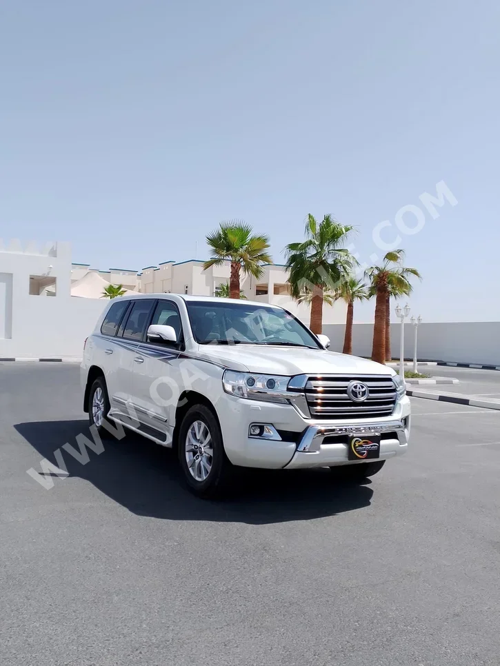 تويوتا  لاند كروزر  جي اكس ار  2016  اوتوماتيك  141,000 كم  6 سلندر  دفع رباعي  اس يو في  أبيض