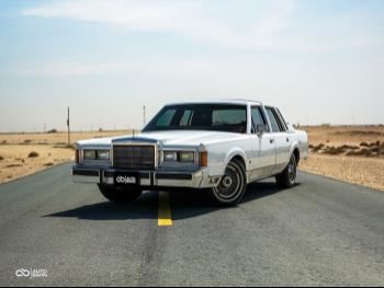 Lincoln  Town Car  1989  Automatic  107,000 Km  8 Cylinder  Rear Wheel Drive (RWD)  Classic  White