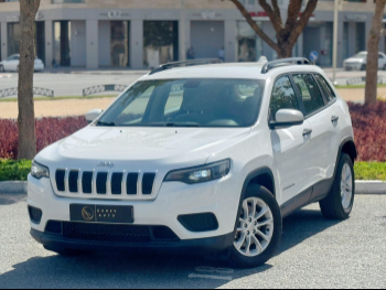 جييب  شيروكي  سبورت  2021  اوتوماتيك  60,000 كم  6 سلندر  دفع رباعي  اس يو في  أبيض