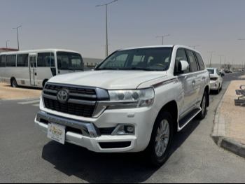 تويوتا  لاند كروزر  جي اكس ار  2018  اوتوماتيك  188,000 كم  8 سلندر  دفع رباعي  اس يو في  أبيض