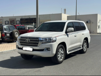 تويوتا  لاند كروزر  جي اكس ار  2016  اوتوماتيك  299,000 كم  6 سلندر  دفع رباعي  اس يو في  أبيض