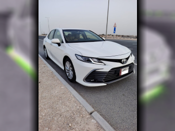 Toyota  Camry  GLE  2022  Automatic  81,000 Km  4 Cylinder  Front Wheel Drive (FWD)  Sedan  White