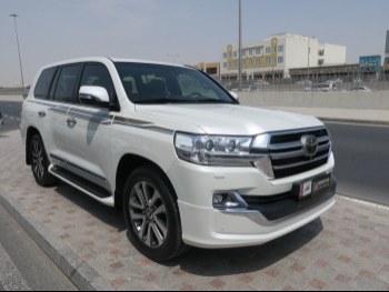 تويوتا  لاند كروزر  في اكس أس  2018  اوتوماتيك  192,000 كم  8 سلندر  دفع رباعي  اس يو في  أبيض