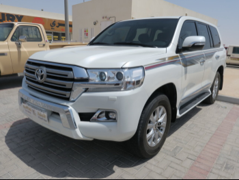 Toyota  Land Cruiser  GXR  2016  Automatic  165,000 Km  8 Cylinder  Four Wheel Drive (4WD)  SUV  White