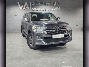 Toyota  Land Cruiser  GXR  2015  Automatic  235,000 Km  8 Cylinder  Four Wheel Drive (4WD)  SUV  Gray