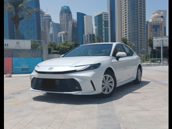 تويوتا  كامري  2025  اوتوماتيك  0 كم  4 سلندر  سحب امامي  سيدان  أبيض  تحت الضمان